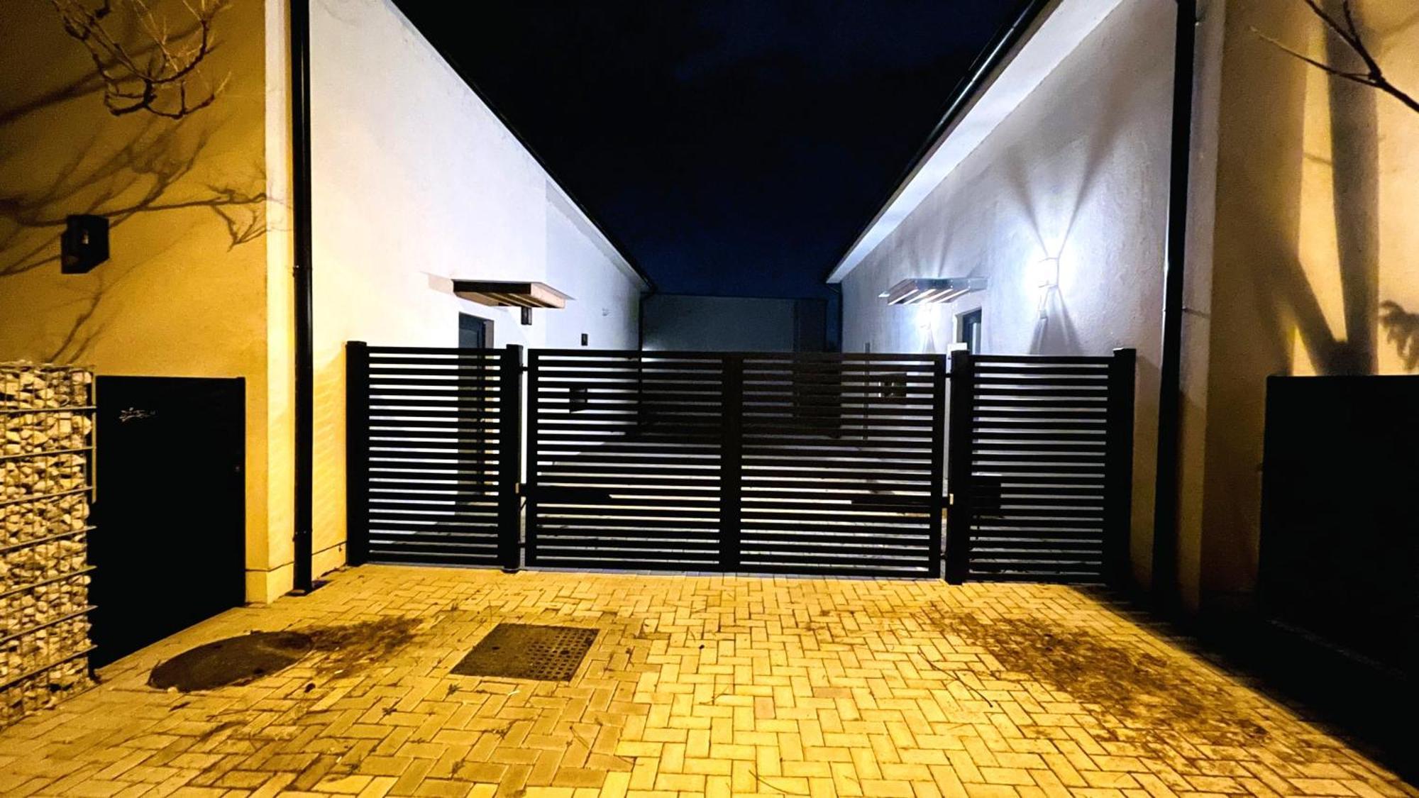 House Flow, 3 Room With Terrace, Free 2 Parking Pressburg Exterior foto